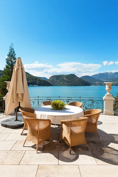 Bella terrazza con vista sul lago — Foto Stock