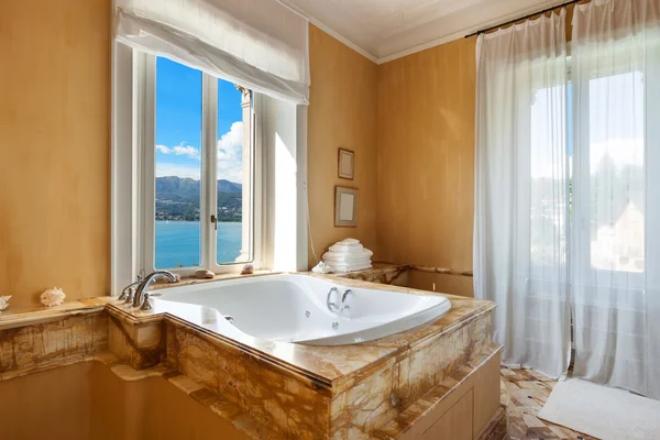 Schönes Badezimmer mit Whirlpool — Stockfoto