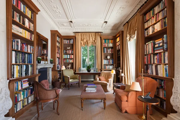 Interior, biblioteca clássica — Fotografia de Stock