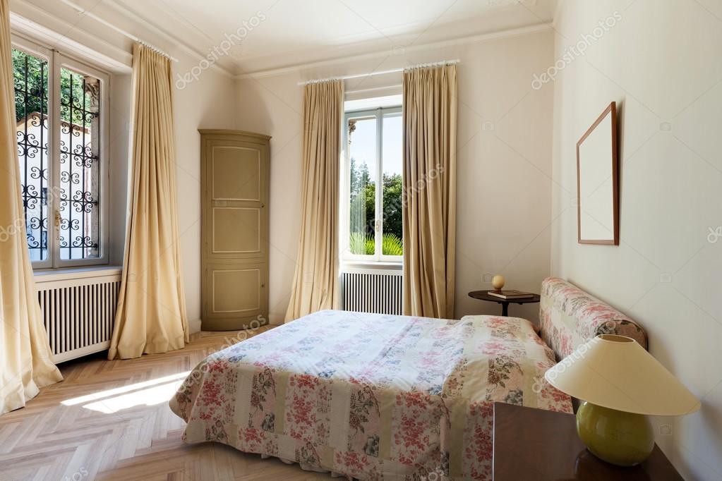 nuevo dormitorio estilo clásico — Foto de stock © Zveiger #89847110