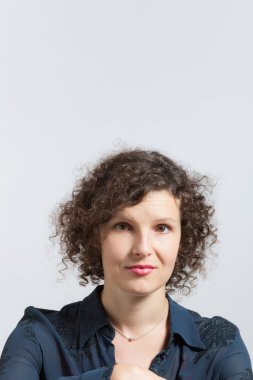 güzel bir genç kadın, portre