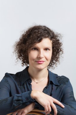 güzel bir genç kadın, portre