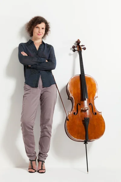 Retrato de violonchelista joven — Foto de Stock