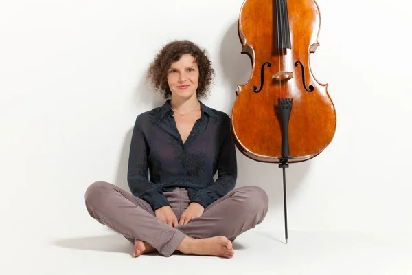 Retrato de violonchelista joven — Foto de Stock