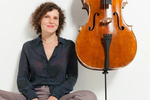 Retrato de violonchelista joven — Foto de Stock