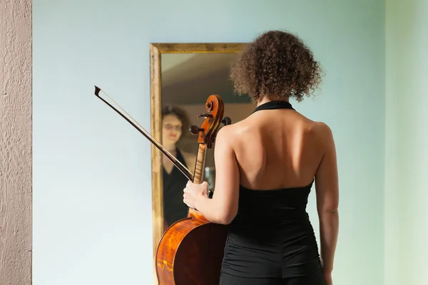 Beautiful woman at the mirror, interior — Stock Photo, Image