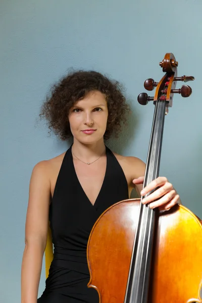 Retrato de violoncelista jovem — Fotografia de Stock