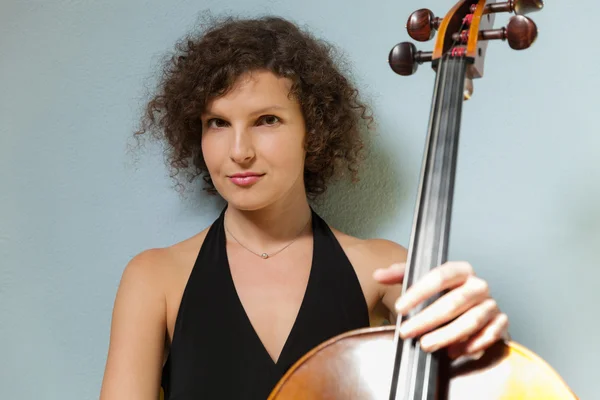 Retrato de violoncelista jovem — Fotografia de Stock