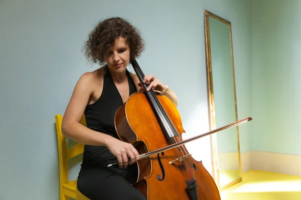 Retrato de violonchelista joven — Foto de Stock