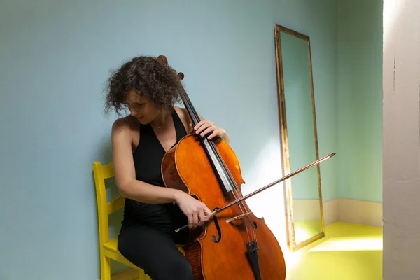 Retrato de violoncelista jovem — Fotografia de Stock