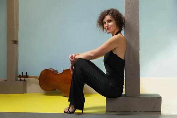 Mujer hermosa con violonchelo — Foto de Stock