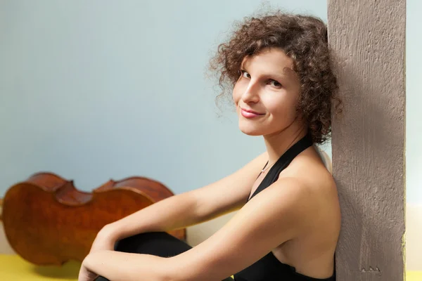 Mujer hermosa con violonchelo — Foto de Stock