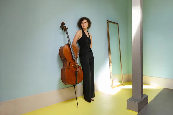 Retrato de violonchelista joven —  Fotos de Stock