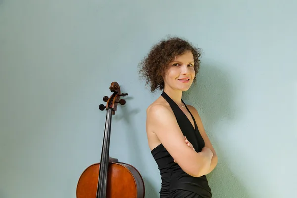 Retrato de violonchelista joven — Foto de Stock