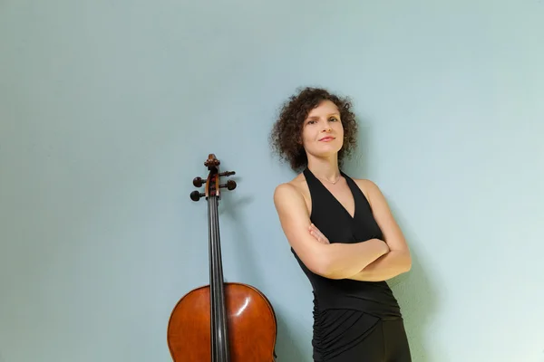 Retrato de violoncelista jovem — Fotografia de Stock