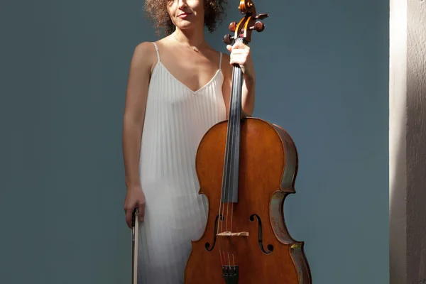 Belle femme avec violoncelle — Photo