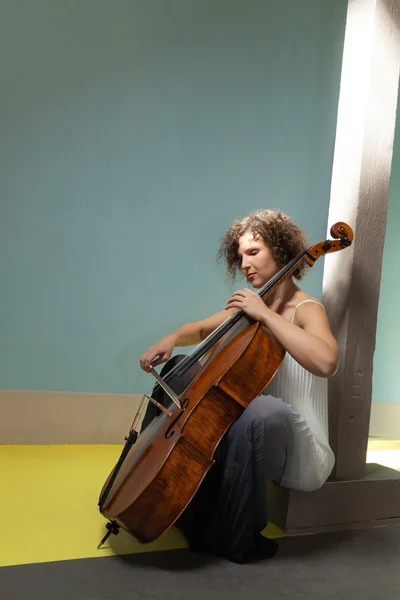 Chica joven tocando el violonchelo — Foto de Stock