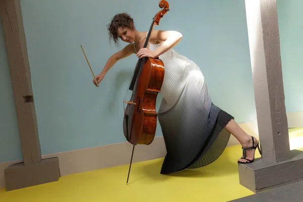 Woman playing the cello — Stock Photo, Image