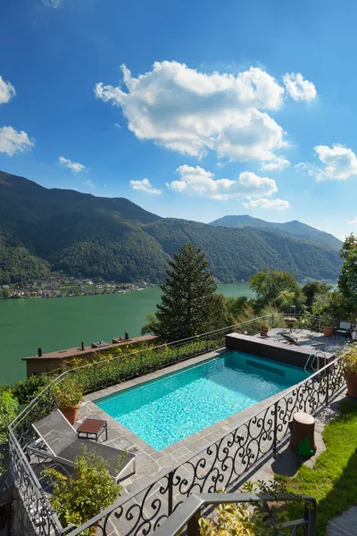Krásná terasa s bazénem — Stock fotografie