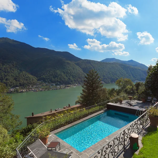 Hermosa terraza con piscina — Foto de Stock
