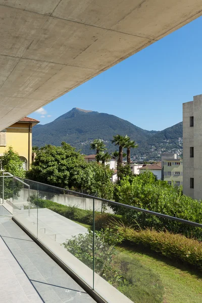 Edificio apartamento, balcón — Foto de Stock