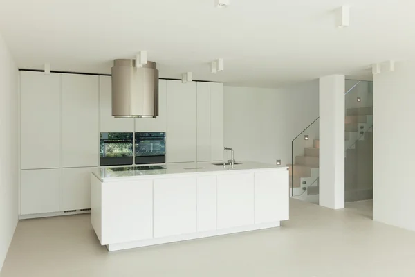 Binnenlandse keuken van een modern huis — Stockfoto