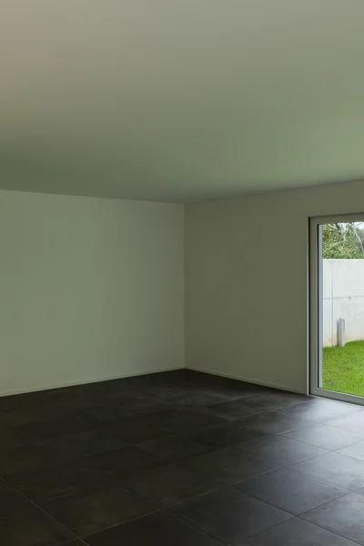 Intérieur, chambre vide avec sol noir — Photo