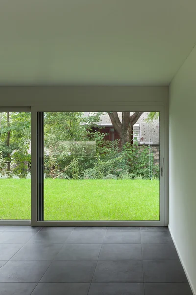 Innenraum, Wohnzimmer und großes Fenster — Stockfoto