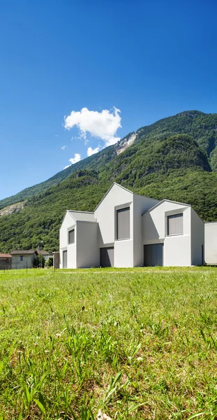 Blick auf das weiße Haus von der Wiese aus — Stockfoto