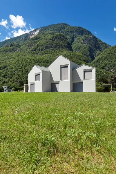 Blick auf das weiße Haus von der Wiese aus — Stockfoto