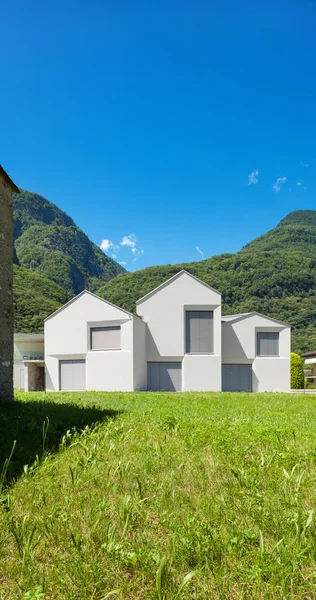 Blick auf das weiße Haus von der Wiese aus — Stockfoto