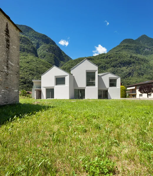 Blick auf das weiße Haus von der Wiese aus — Stockfoto