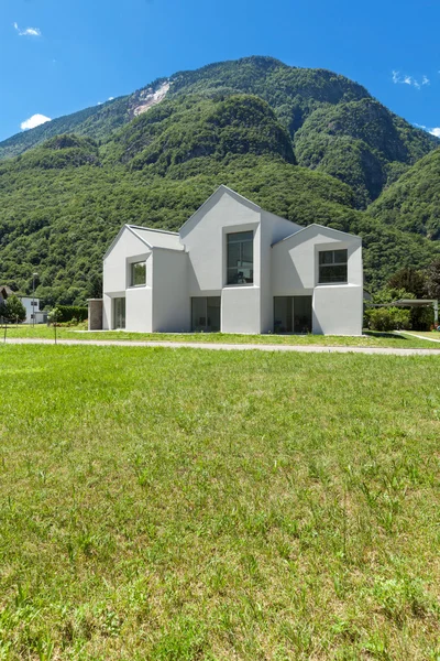 Blick auf das weiße Haus von der Wiese aus — Stockfoto