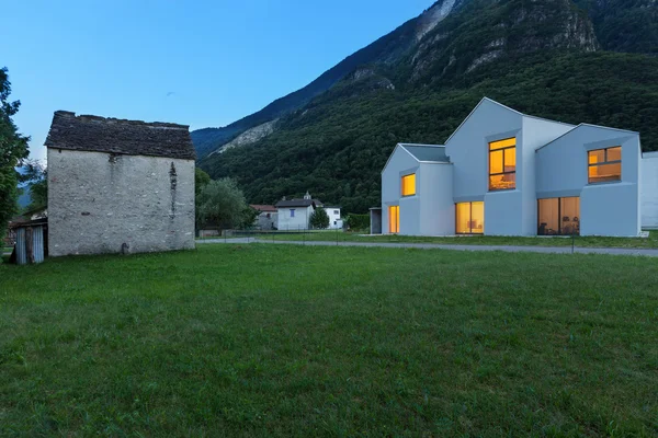 Casas modernas por la noche —  Fotos de Stock