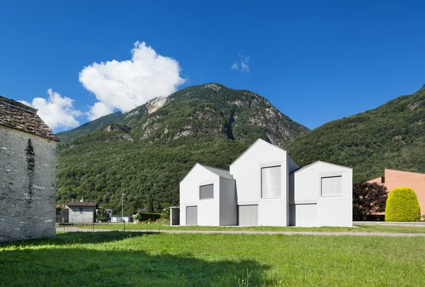 White house view från ängen — Stockfoto