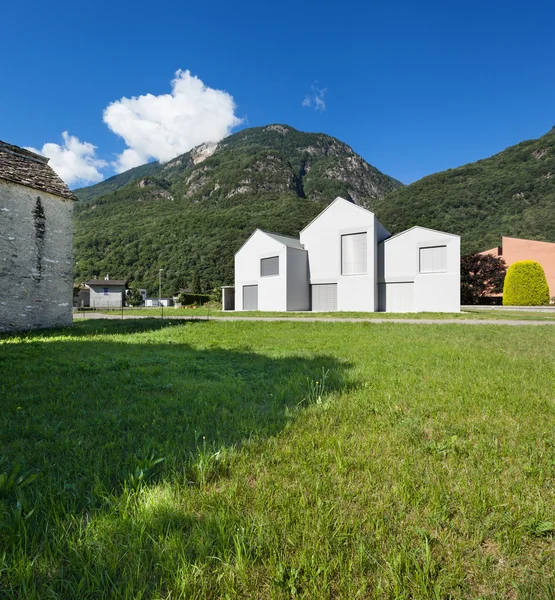 Maison blanche vue de la prairie — Photo