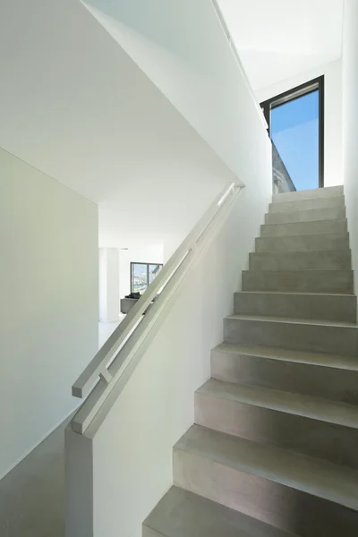 Intérieur, escalier en ciment — Photo