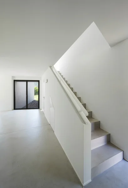 Интерьер, цементная лестница — стоковое фото