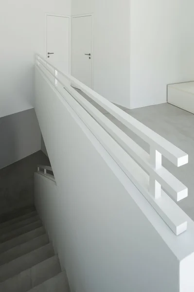 Intérieur, escalier en ciment — Photo