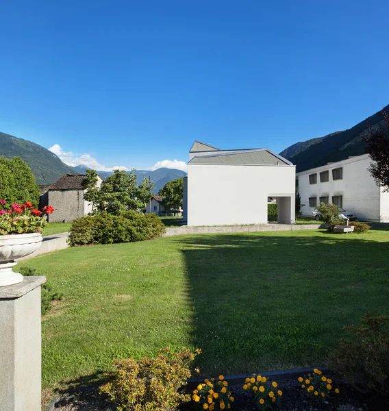 Vista de la casa blanca desde el jardín —  Fotos de Stock