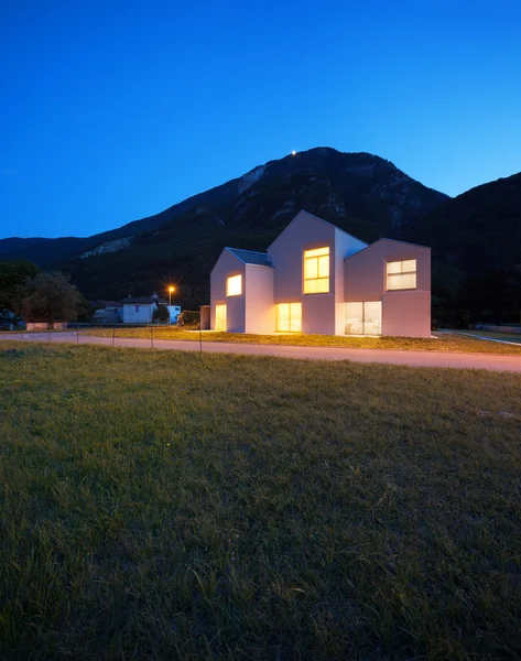 Casas modernas por la noche — Foto de Stock