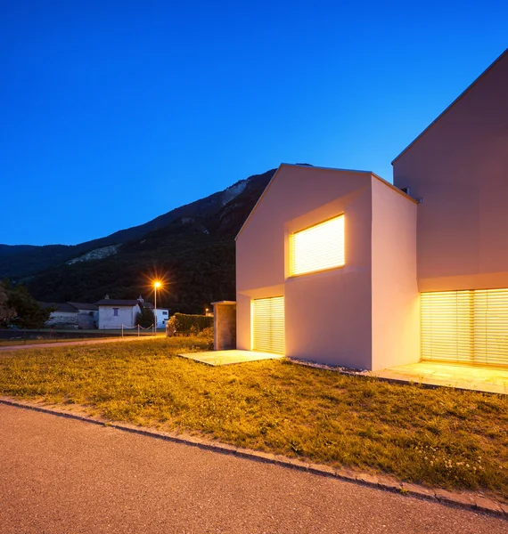 Casas modernas por la noche —  Fotos de Stock