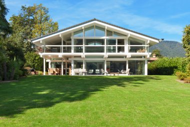 Bahçeli güzel bir ev.