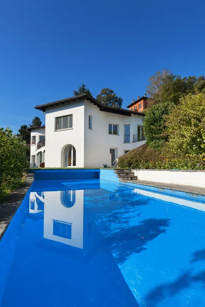 Casa com piscina — Fotografia de Stock