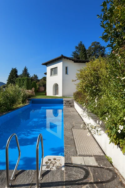 Haus mit Pool — Stockfoto