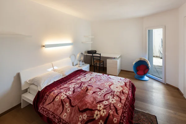 Camera da letto con pavimento in parquet — Foto Stock