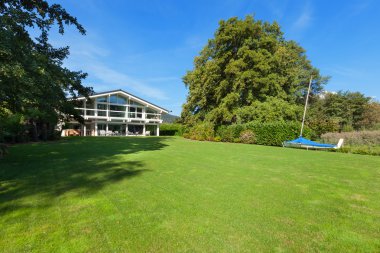 Bahçeli güzel bir ev.