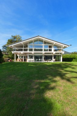 Bahçeli güzel bir ev.