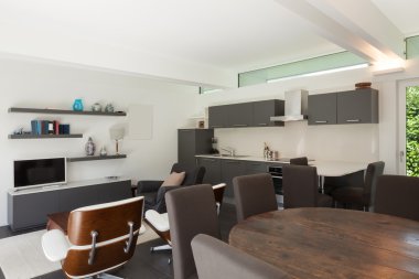 Modern bir şekilde döşenmiş salon