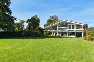 Bahçeli güzel bir ev.